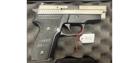 Occasion/Kommission; Pistole, Sig Sauer, Modell P229, Duo-Tone, aus Deutscher Fertigung, Kal. .40 S&W, Ref.: 942