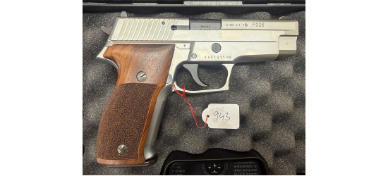 Occasion/Kommission; Pistole, Sig Sauer, Modell P226 Ganzstahl, stainless, aus Deutscher Fertigung, mit Holzgriffschalen, Kal. 9mm Para, Ref.: 943